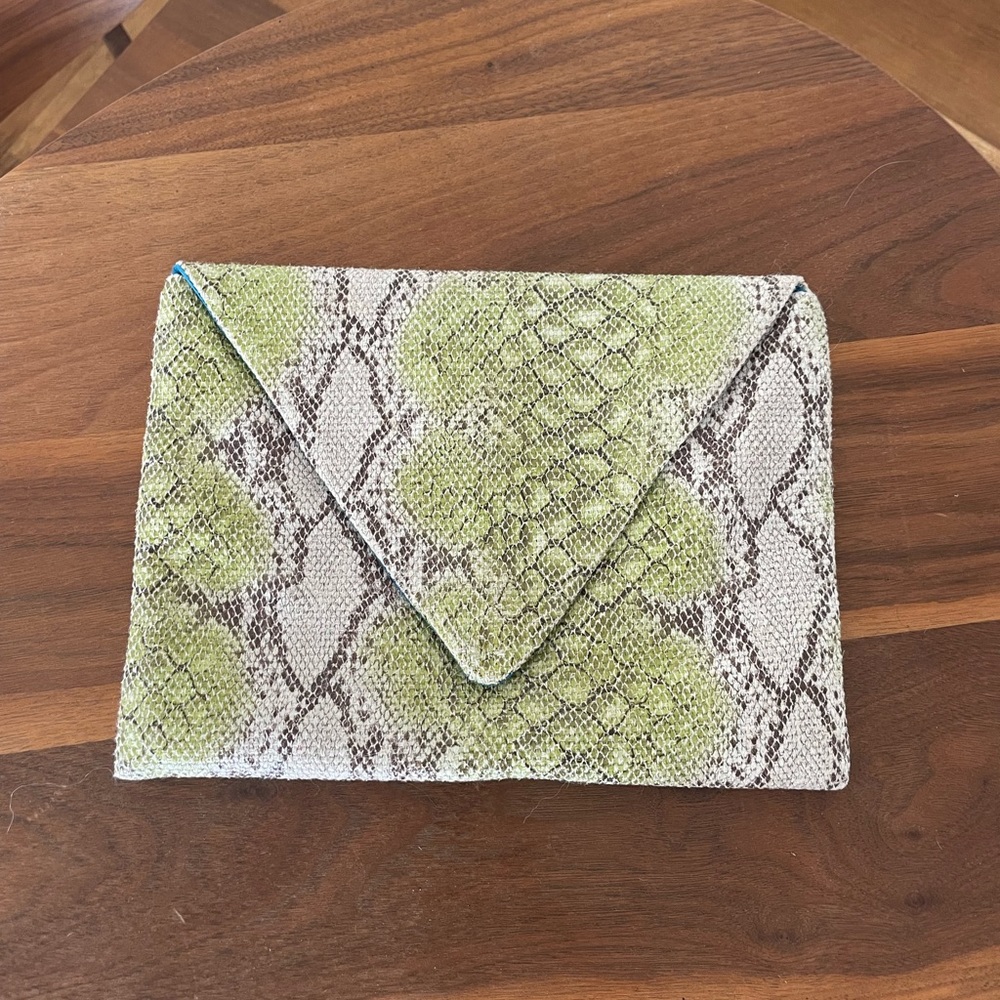 Clara Snake skin clutch
